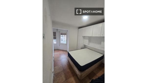 Habitación en piso compartido, La Torrassa. photo 1