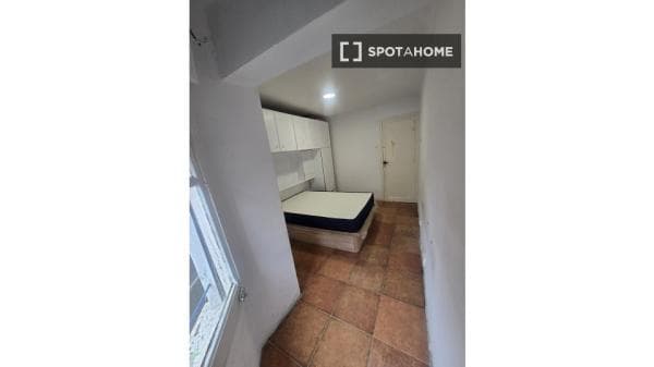 Habitación en piso compartido, La Torrassa. thumbnail 1