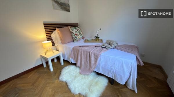 Habitación en piso compartido de 5 habitaciones en Ríos Rosas, Madrid thumbnail 1