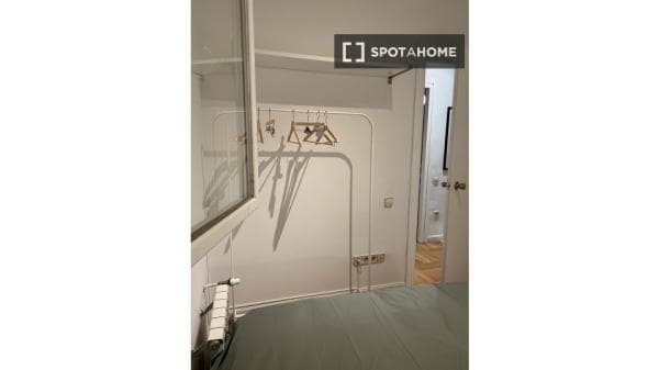 Habitación en piso compartido en madrid. thumbnail 1