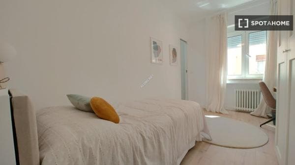Habitación en piso compartido en madrid. photo 1
