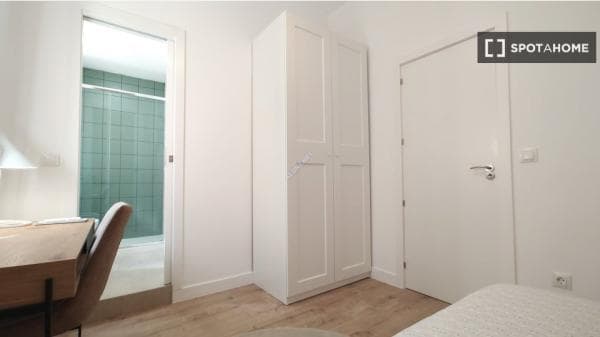 Habitación en piso compartido en madrid. thumbnail 2