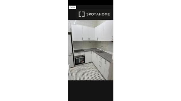 Habitación en piso compartido en madrid. thumbnail 1
