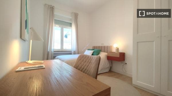 Habitación en piso compartido en madrid. photo 1