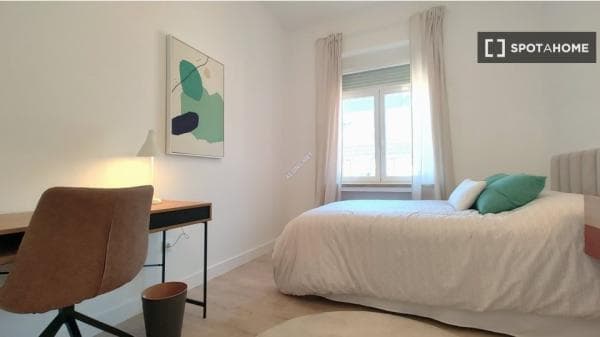 Habitación en piso compartido en madrid. thumbnail 1