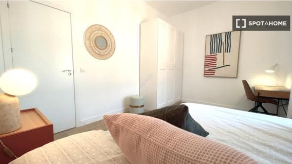 Habitación en piso compartido en madrid. thumbnail 1