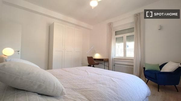Habitación en piso compartido en madrid. thumbnail 1
