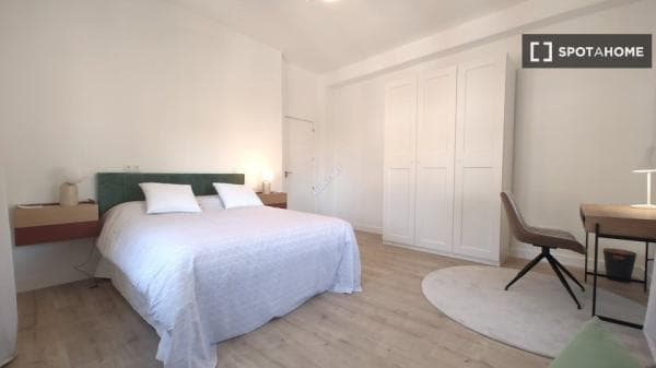 Habitación en piso compartido en madrid. thumbnail 2