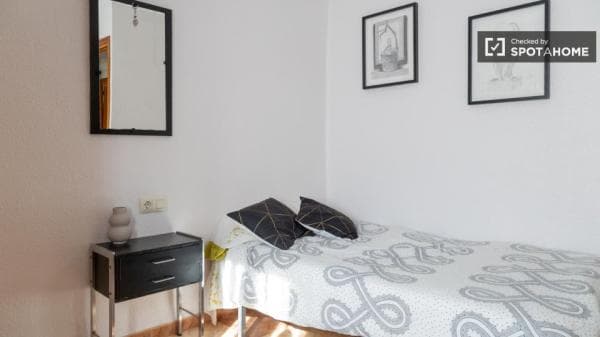 Habitación en piso compartido de 3 habitaciones en alquiler en Opañel, Madrid photo 1