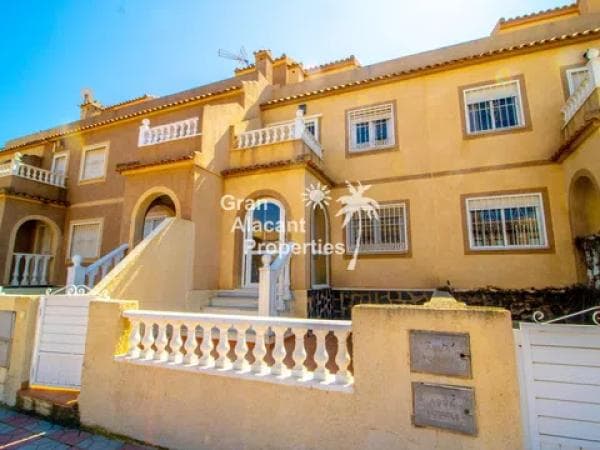 Chalet adosado en CL Canarias photo 1