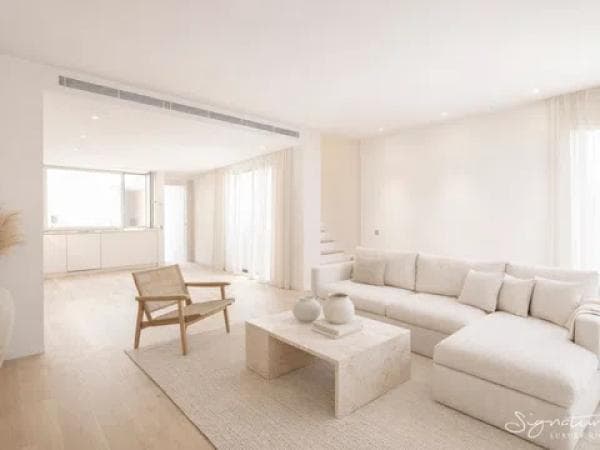 Duplex for sale on Calle de Violant d'Hongria Reina d'Aragó, 69, Barcelona thumbnail 2