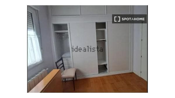 Habitación en piso compartido en madrid. thumbnail 1