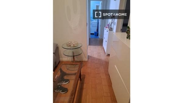 Habitación en piso compartido en madrid. thumbnail 2