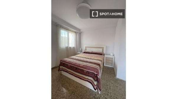 Habitación en piso compartido en alquiler en Benimámet, Valencia. thumbnail 1