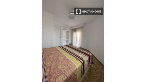 Habitación en piso compartido en alquiler en Benimámet, Valencia. thumbnail 2