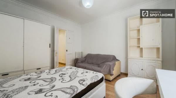 Habitación en un piso compartido de 6 habitaciones en alquiler en el Eixample. thumbnail 1