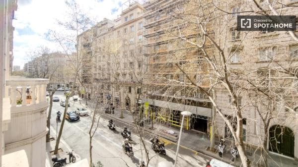 Habitación en un piso compartido de 6 habitaciones en alquiler en el Eixample. thumbnail 2