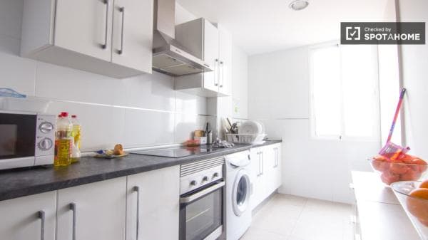 Habitación amueblada en el apartamento de 7 dormitorios Eixample, Valencia thumbnail 2