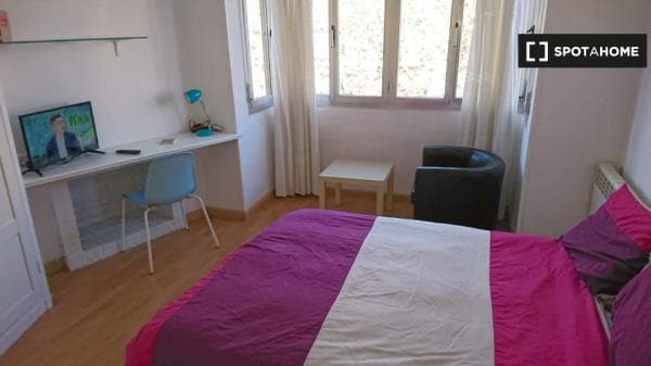 Habitación en piso compartido en alquiler en Valdeacederas, Madrid thumbnail 1