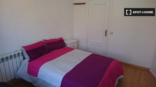 Habitación en piso compartido en alquiler en Valdeacederas, Madrid thumbnail 2