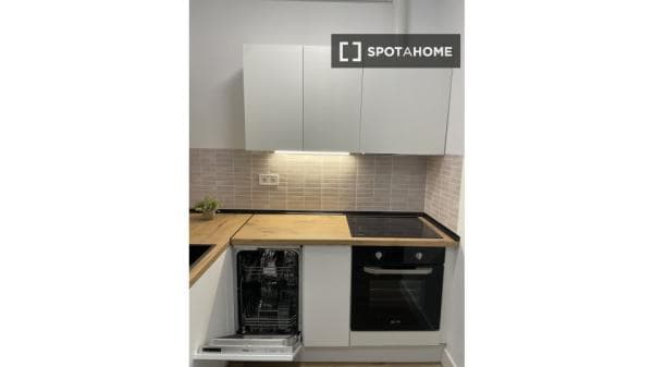 Apartment for rent in C. de Andrés Mellado , Madrid thumbnail 2