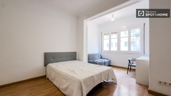 Habitación en un piso compartido de 6 habitaciones en alquiler en el Eixample. photo 1