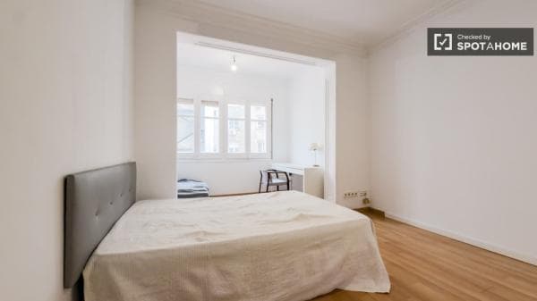 Habitación en un piso compartido de 6 habitaciones en alquiler en el Eixample. thumbnail 1