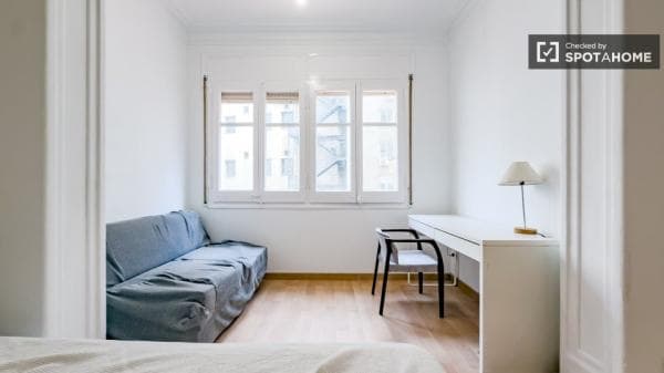 Habitación en un piso compartido de 6 habitaciones en alquiler en el Eixample. thumbnail 2
