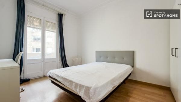 Habitación en un piso compartido de 6 habitaciones en alquiler en el Eixample. photo 1