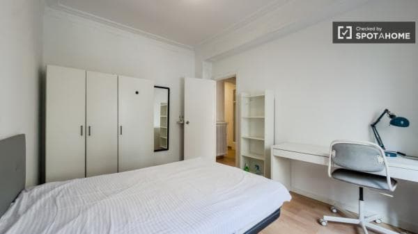 Habitación en un piso compartido de 6 habitaciones en alquiler en el Eixample. thumbnail 1