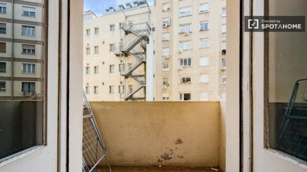 Habitación en un piso compartido de 6 habitaciones en alquiler en el Eixample. thumbnail 2