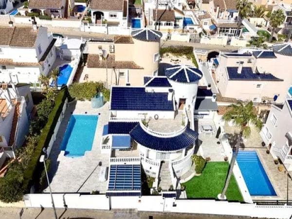Chalet independiente en venta en Pinar de Campoverde, Pilar de la Horadada
photo 1