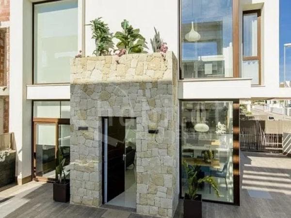 Casa independiente en avenida Riegos de Levante thumbnail 1