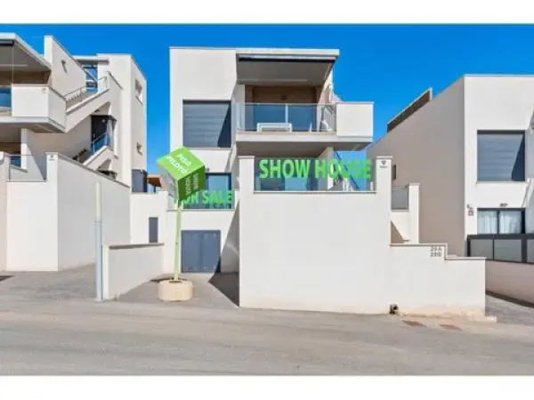 Independent chalet for sale in Ciudad de las Comunicaciones, San Miguel de Salinas
thumbnail 1