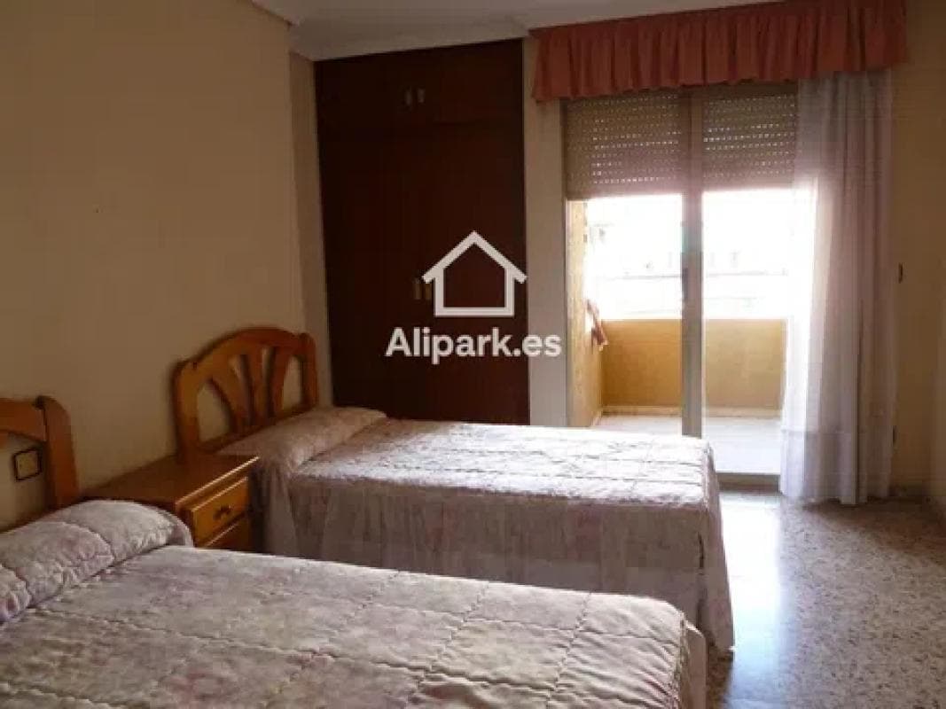 Venta de piso en Calle Astrónomo Comas Sola, Alicante / Alacant
photo 3