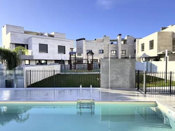 Chalet pareado en calle Emperador Nerón s/n thumbnail 1