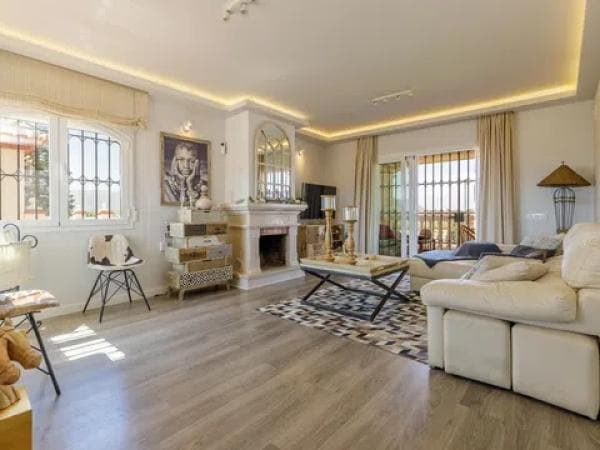 Casa independiente en calle Eneas thumbnail 2