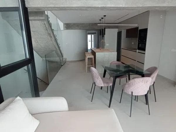 Casa independiente en calle Hermanos Oliver thumbnail 1