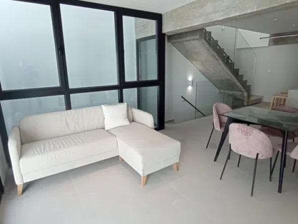 Casa independiente en calle Hermanos Oliver thumbnail 2
