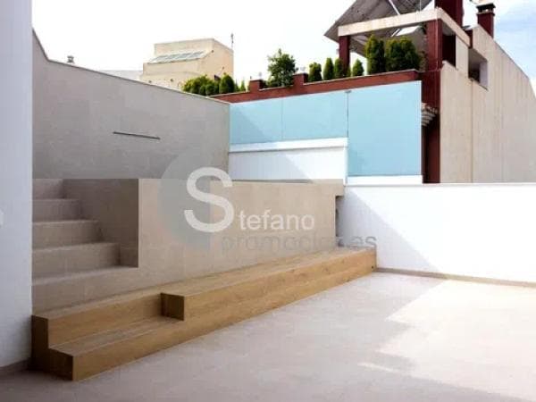 Chalet adosado en calle Hermanos Oliver thumbnail 2