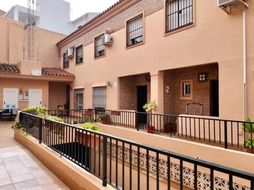 Sprzedaż szeregowego domku w Calle Pérez de Ayala, 50 , Málaga photo 4