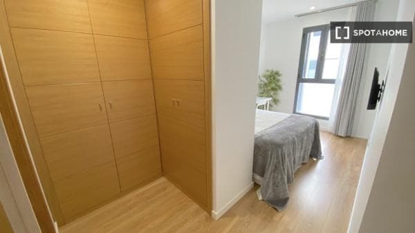 Habitación en piso compartido en Cruz Roja-Capuchinos. thumbnail 2
