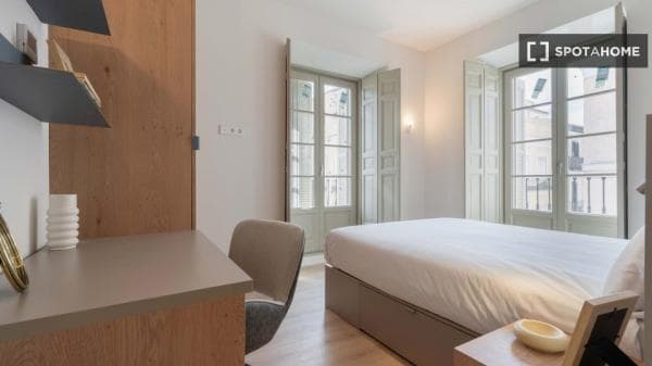 Habitación en piso compartido en madrid. thumbnail 1
