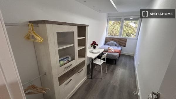 Habitación en piso compartido de 5 habitaciones en Valverde, Madrid photo 1