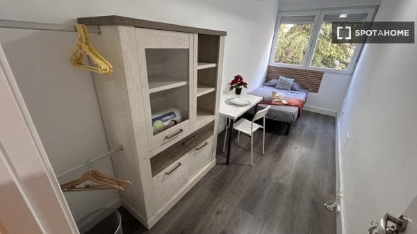 Habitación en piso compartido de 5 habitaciones en Valverde, Madrid thumbnail 1