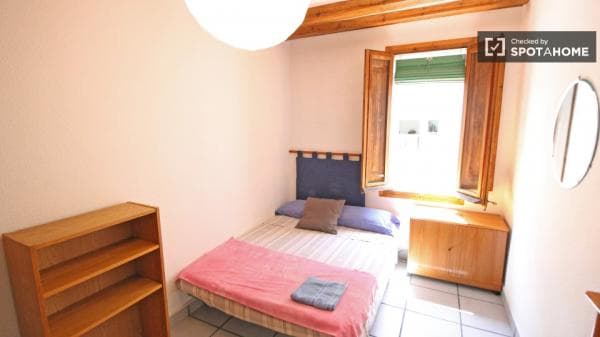 Habitación en piso compartido de 3 habitaciones en alquiler en El Raval, Barcelona thumbnail 1