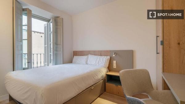 Habitación en piso compartido en madrid. photo 1