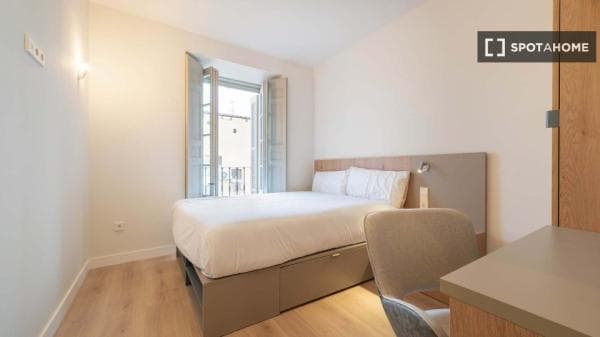 Habitación en piso compartido en madrid. thumbnail 1
