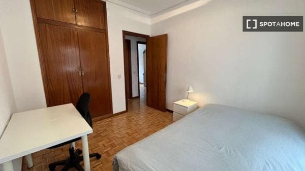 Habitación en piso compartido en madrid. thumbnail 1