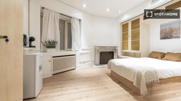 Habitación en piso compartido en Goya, Madrid. photo 1